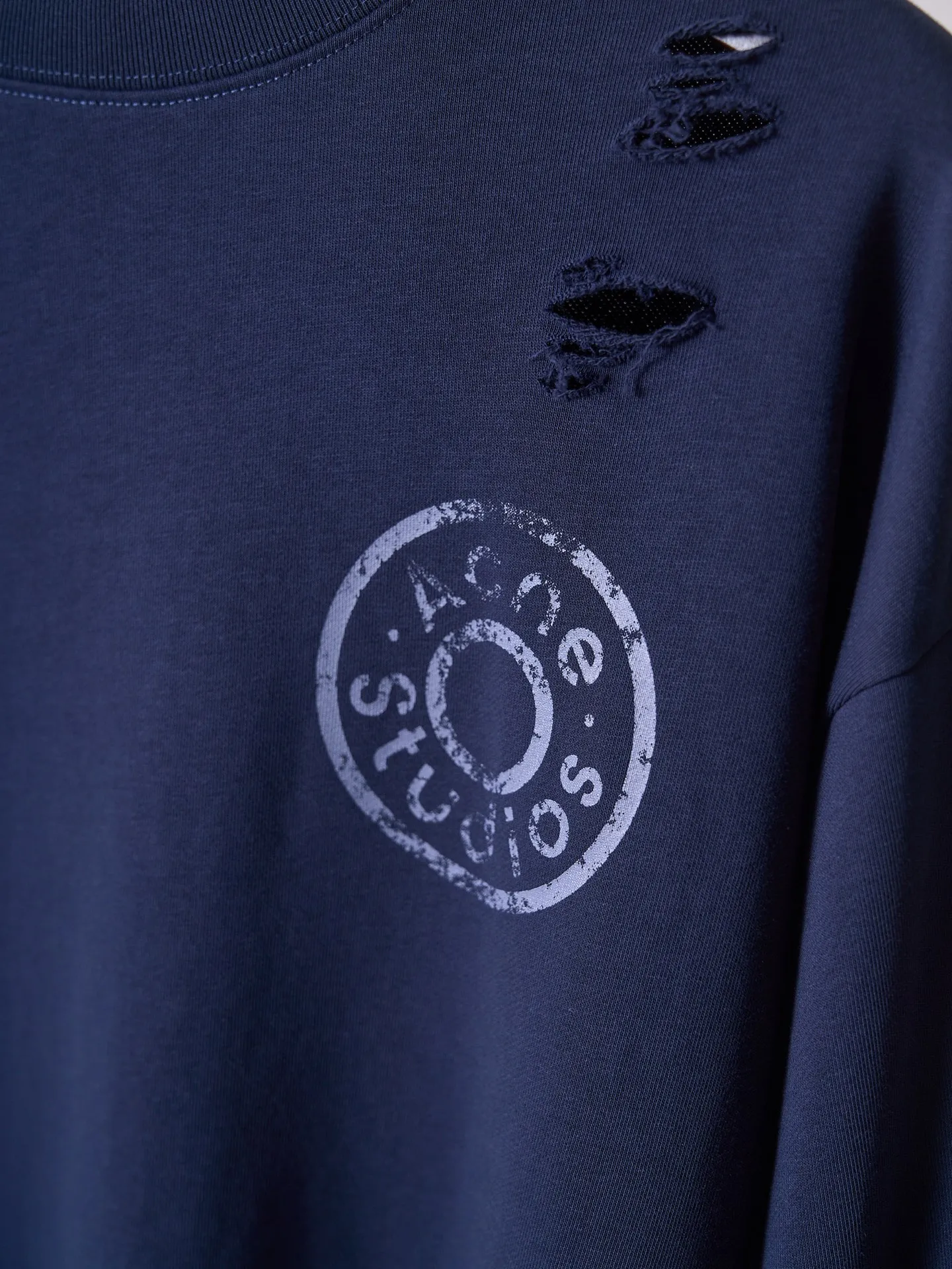 [Real auction] Acne Studios distressed distressed logo printed sweatshirt sweatshirt [In Stock] S M L XL custom etched soft raw cotton fleece, fluffy and soft, comfortable and skin-friendly, deep navy blue, quiet and restrained, matte fog base color, symbiosis with destroyed texture, Retro pioneer style, denim rivet style logo printing on the chest, replica of the old steel seal embossed texture, the color tone will naturally fade with the washing of the garment, no noise The core of the brand spirit has been imprinted on the whole body. Artificially torn holes are arranged in many places. The raw edges of the rips are stretched wantonly. The wear traces eroded by time are reproduced. The regular shackles of traditional garments are dissolved through deconstruction. The decadent street aesthetics and Nordic minimalist design genes are integrated to create outstanding avant-garde garments. Glue printing is used. The chest printing has been revised three times by the film screen. Use glue liquid paint to print the pattern on the fabric. Bake the fabric to fix the printing pattern. Many parts of the body of the garment are worn and worn by pure manual labor. Manual brush marks are added to the surface of the garment to add texture and depth to imitate the texture of natural wear. The fabrics have been fermented and washed to give a better hand feel and texture. It is not easy to deform, shrink or fade. It maintains long-term beauty and a loose fit.